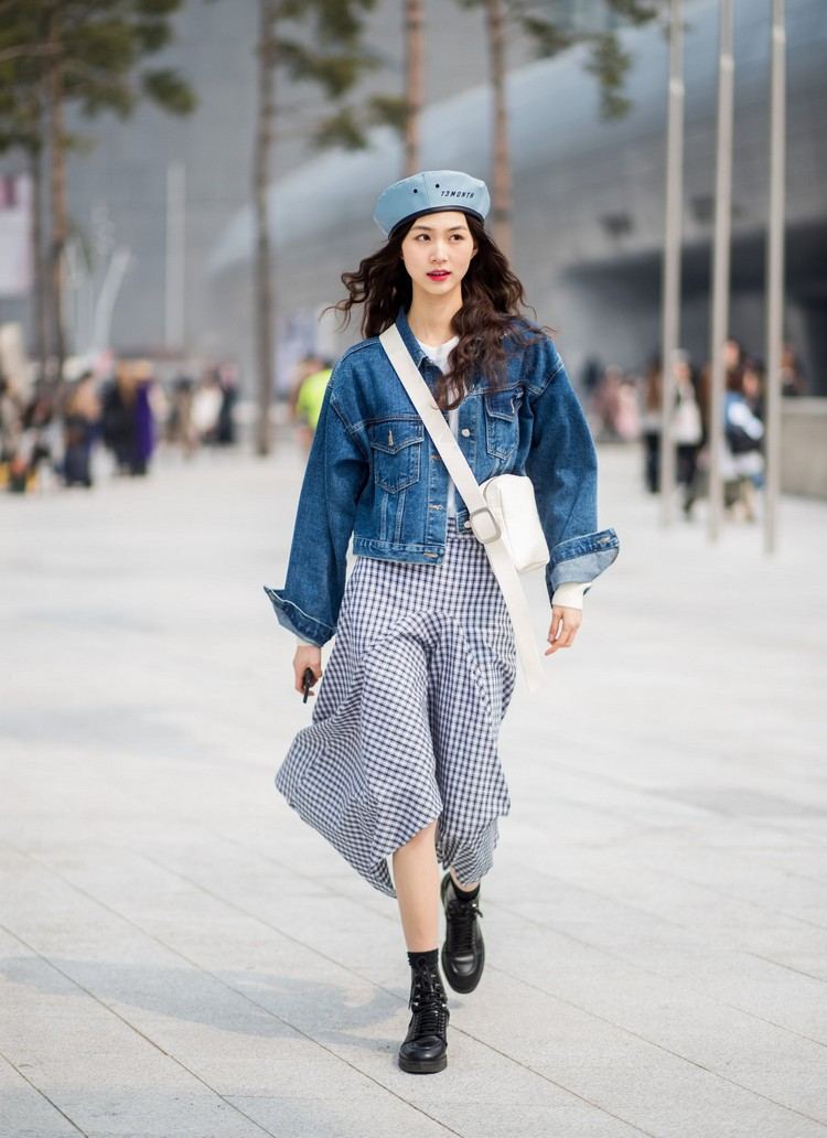 Combine vestido com jaqueta jeans grande tendência da moda primavera 2021