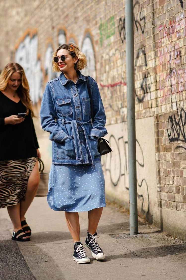As tendências da moda de primavera com vestido slipdress combinam jaqueta jeans de tamanho grande