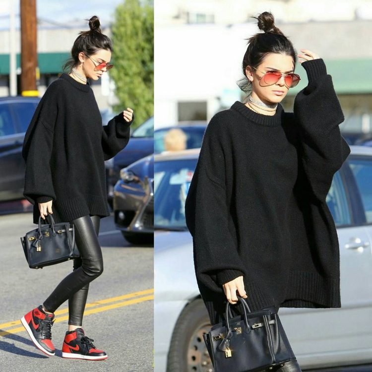 Suéter XXL preto com leggings de couro e tênis Nike com detalhes em vermelho