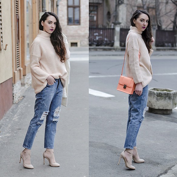 Combine suéter grande em bege com jeans boyfriend e salto alto