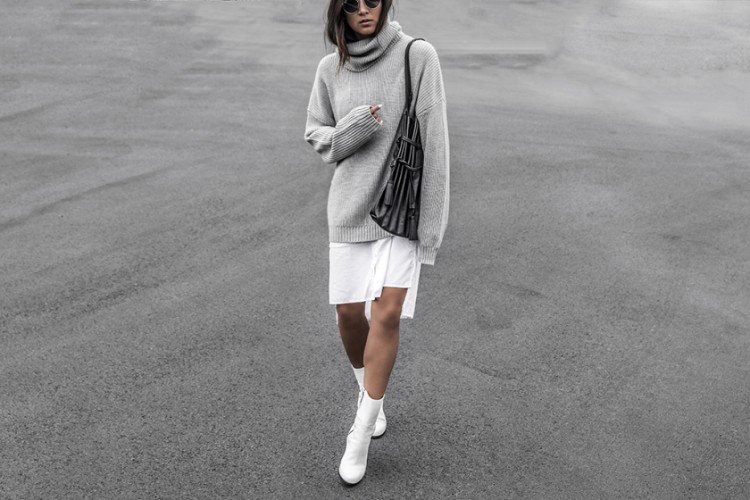 suéter cinza oversize com saia de gola alta e botins em branco
