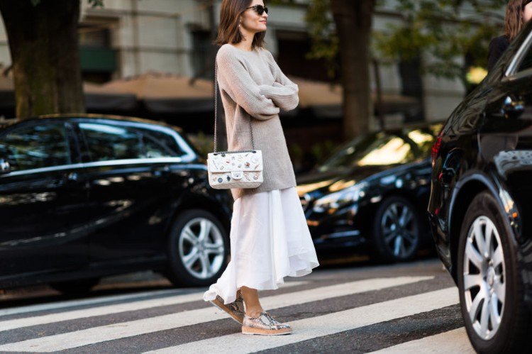 Saia maxi sapatos oxford brancos suéter grande em bege