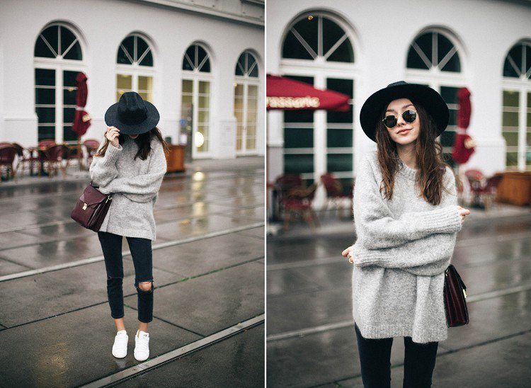 Suéter oversite em jeans skinny cinza claro e preto e tênis branco