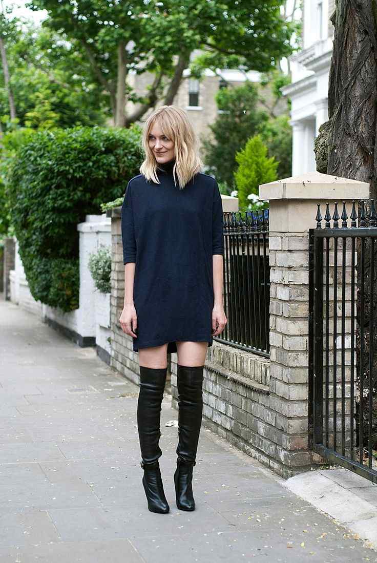 Suéter grande com vestido de gola alta azul escuro com overknees