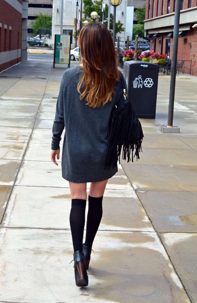 Suéter extragrande como vestido com meias de cano alto e botins