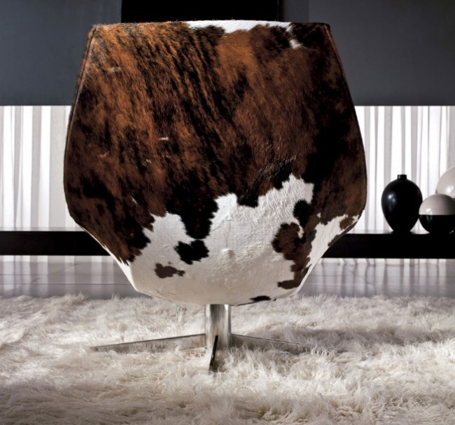 Poltrona Oyster com encosto ergonômico em pele de vaca, design atraente