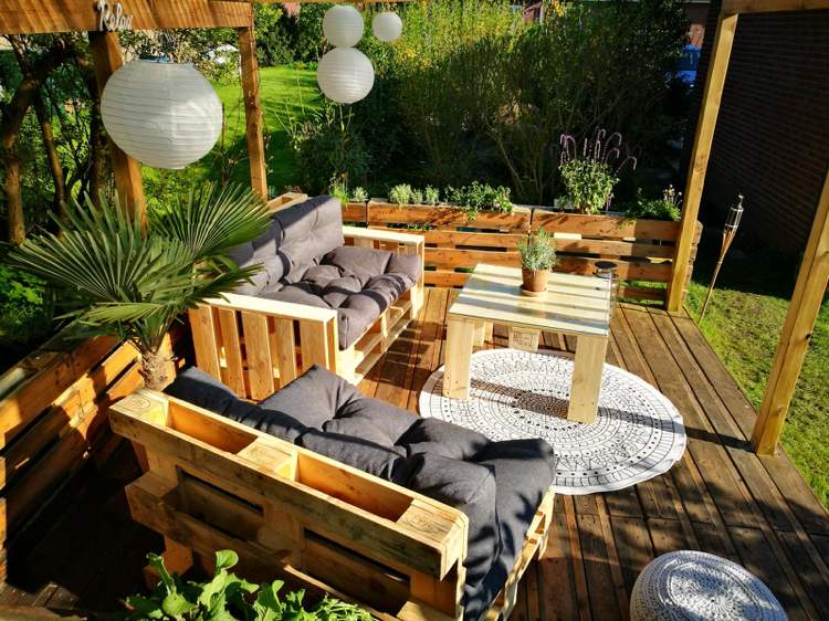Construa sua própria palete de móveis para o terraço e compre almofadas de assento combinando