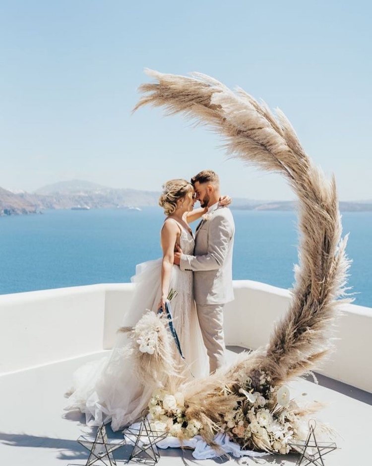 decoração de casamento em meia-lua de grama pampas
