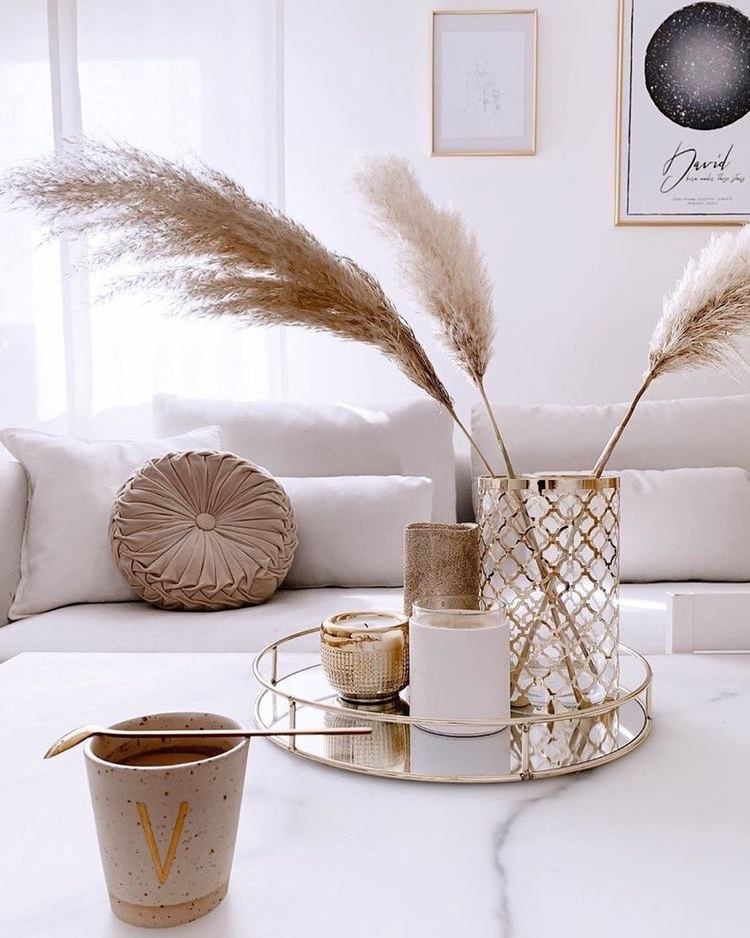decoração de mesa de grama dos pampas em ouro e branco