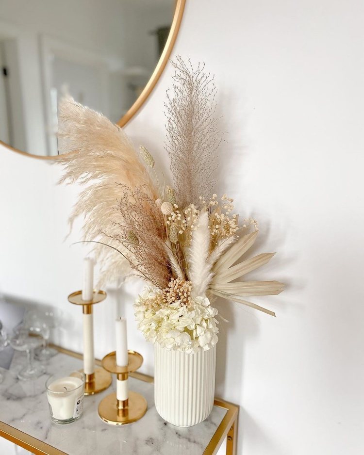 decore com capim-dos-pampas e outras ervas secas