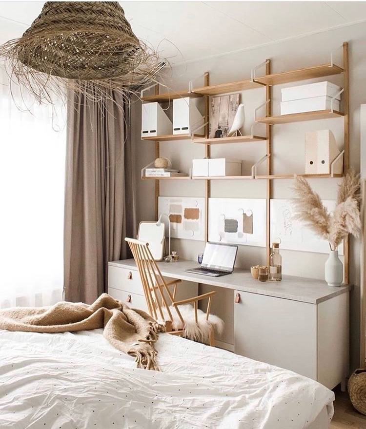 decoração de grama pampas mobiliário bege e branco