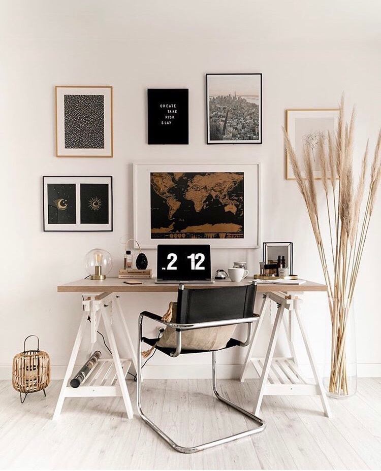 escritório doméstico moderno com grama dos pampas como decoração ao lado de uma mesa