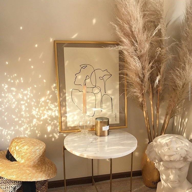 decoração de grama de pampa longa para vaso de chão combinada com elementos de latão