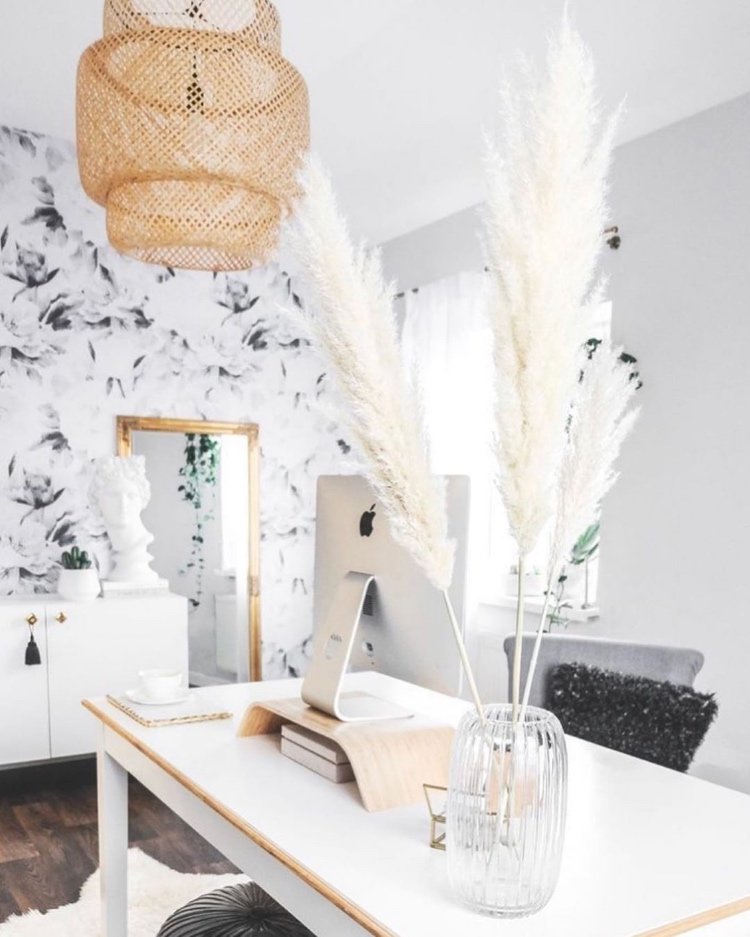 grama de pampas branco em vaso de vidro na mesa do escritório em casa