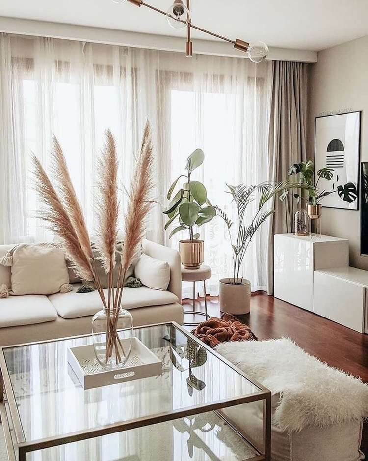 grama dos pampas em casa como destaque na mesinha de centro de vidro