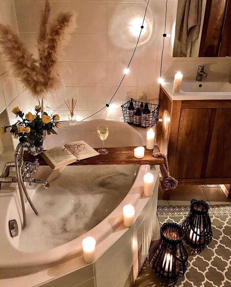 grama dos pampas em casa também adequada como decoração no banheiro