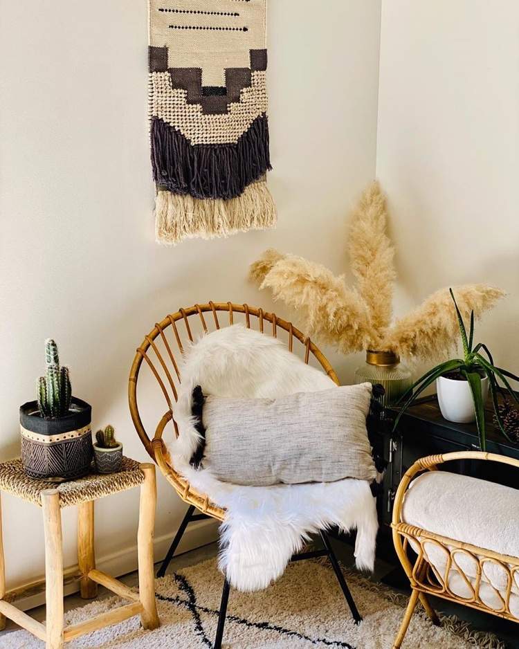 folhas de grama de pampa em vaso combinam perfeitamente com o estilo boho chic