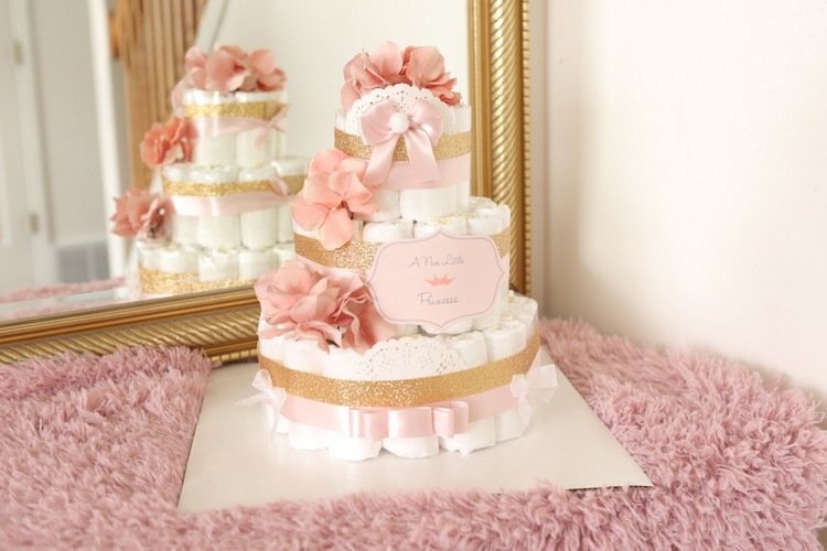 Faça bolo de mimos, enfeite com fitas de flores