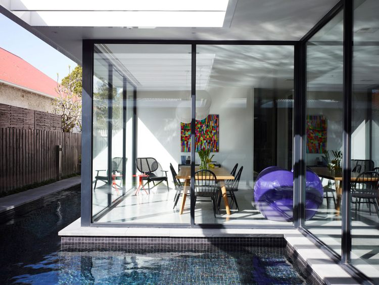 Janelas panorâmicas para destacar - casa-moderna-piscina-área para refeições iluminada