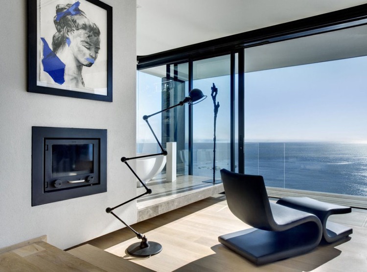 janela panorâmica-destaque-vista-oceano-lareira-canto-banheira de leitura
