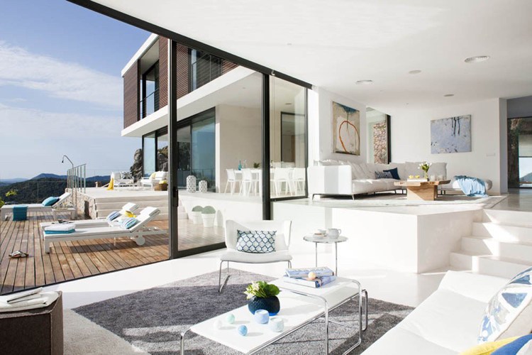 Panorama-janela-destaque-casa-moderna-branca-terraço de madeira-portas-pátio