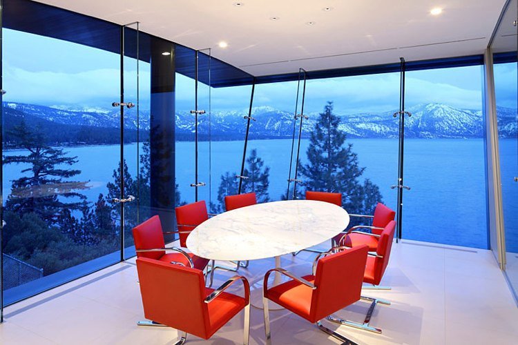 Panorama-janela-destaque-vista-montanhas-moderna-sala de jantar-mesa