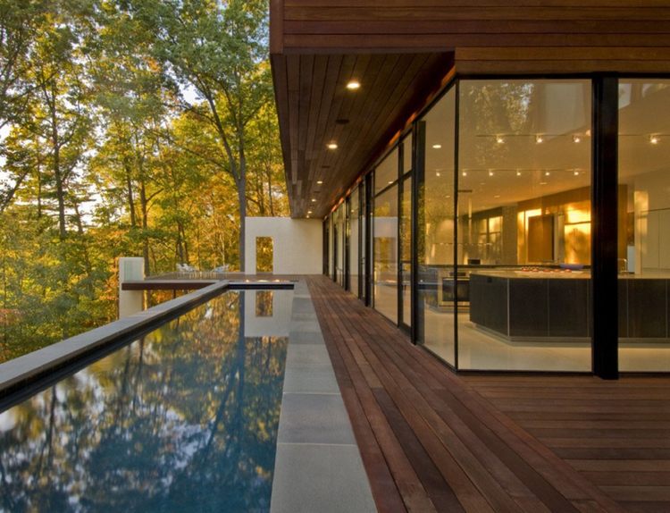 Janela panorâmica-destaque-floresta-piscina infinita-terraço de madeira-deck de madeira