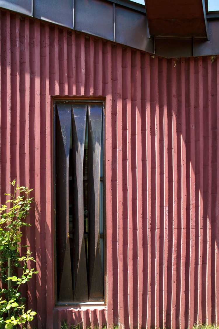 piso em parquet-janela-fachada estreita-estilo cabana de madeira