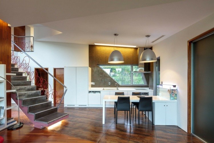 piso em parquet cozinha-branco-moderno-escada-corrimão-original