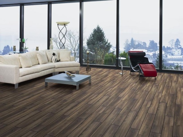 Piso em parquet - sala de estar escura oleada - com janela panorâmica