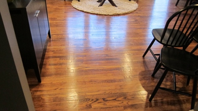 piso de madeira com verniz de parquete - superfície brilhante