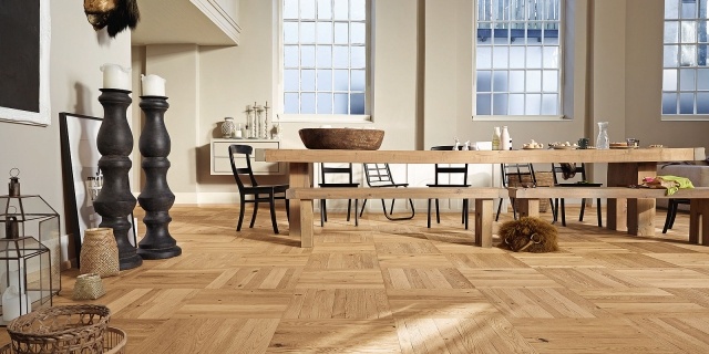 sala de estar moderna com mesa de jantar de madeira maciça, piso em parquet, camada de óleo ou verniz