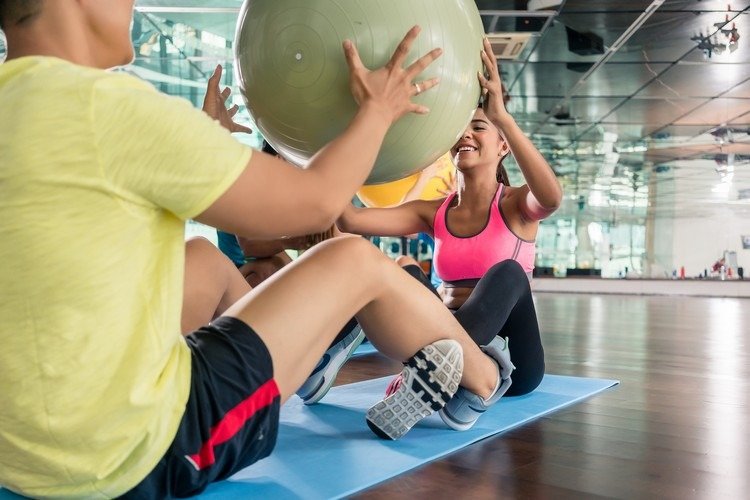 Exercícios de medicine ball para treinamento em casa para dois exercícios de parceiro de Benefícios
