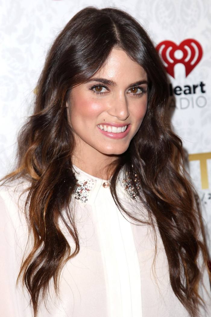 marrom-escuro-cabelos-cabelo-claro-pontiagudo-meio repartido-penteado comprido-Nikki-Reed-ondas de praia