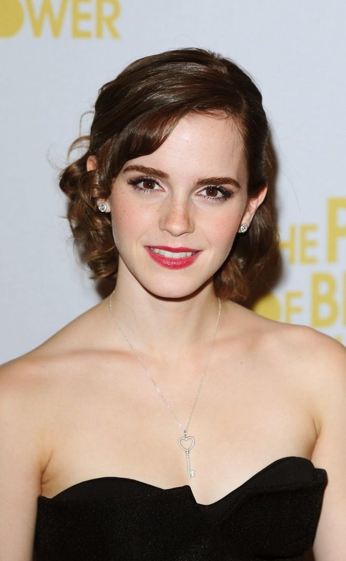 Penteados-Emma-Watson-retro-look-brilhante-cabelo-lustroso-vermelho-batom