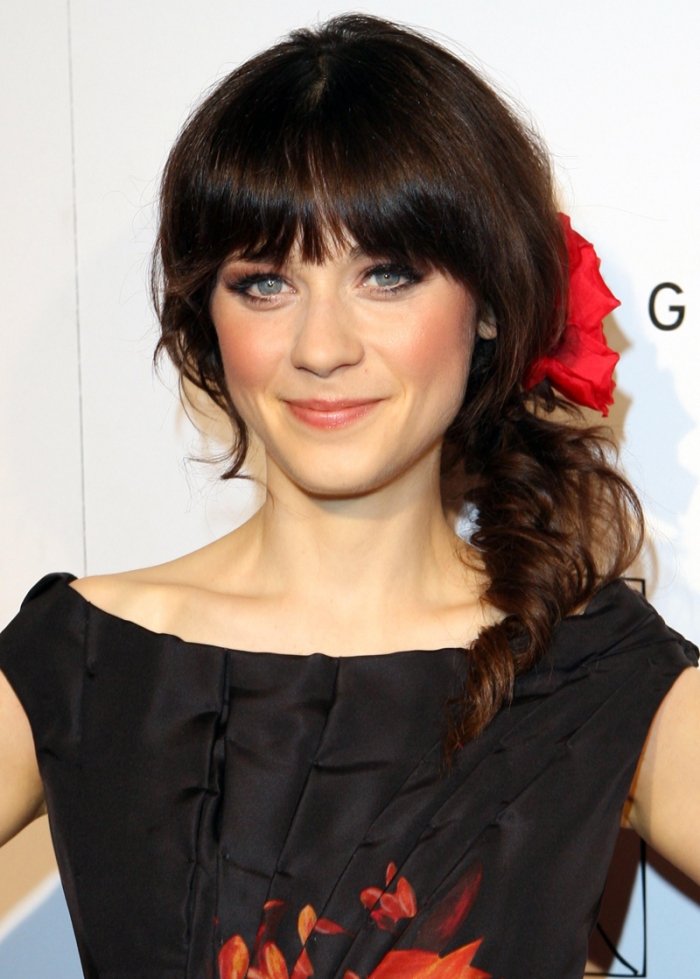 cabelo cacheado sobre um ombro-franja castanha-Zooey-Deschanel