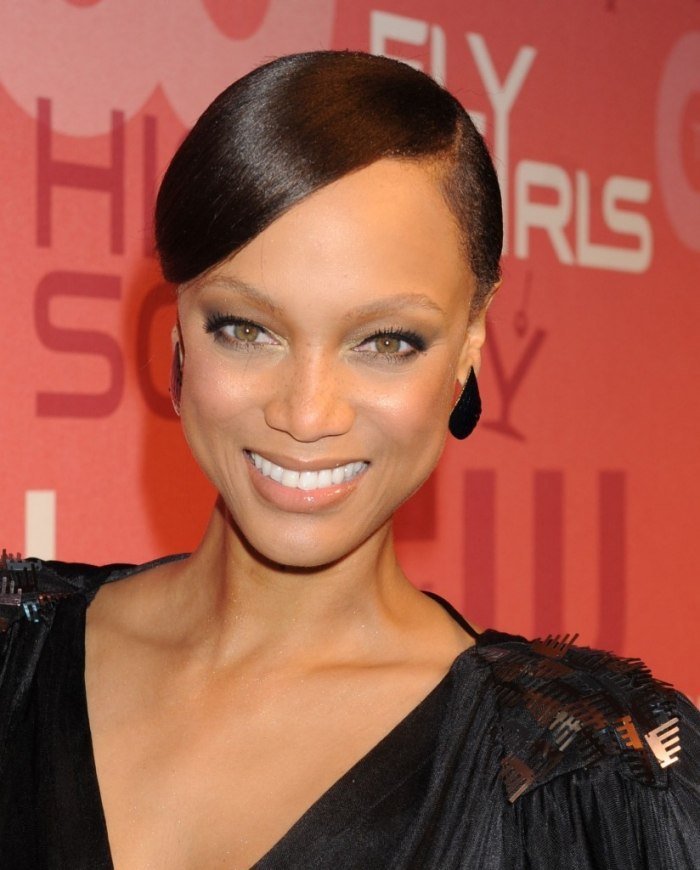 tyra-banks-smooth-hairstyling-business-look-with-side-parting-bangs-hollywood-hairstyles