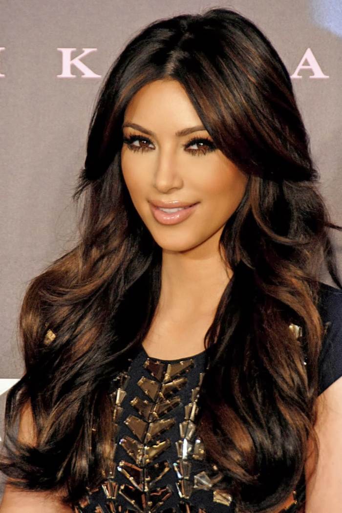 Hollywood-cabelo-estilo-variantes-com-volume-ondulado-aberto-meio-partido-kim-kardashian