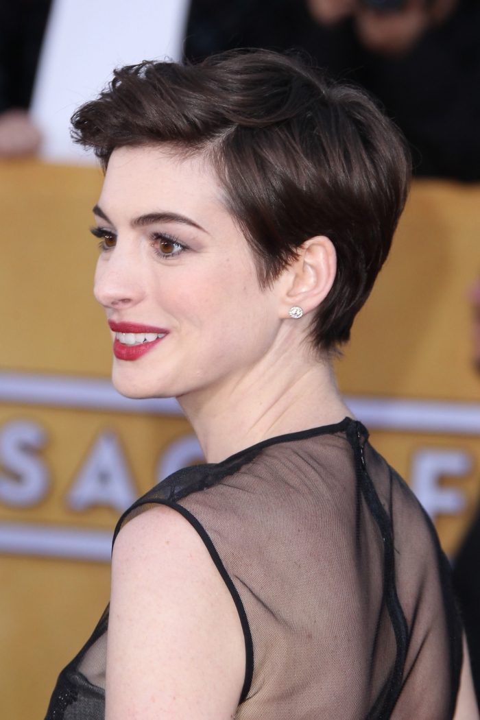 Cabelo curto-penteado-ideias-Anne-Hathaway-lado com divisão-preto-vestido-transparente-área das costas