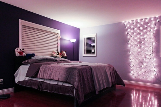 Luzes de fada da iluminação do quarto com acentos roxos