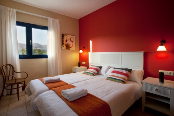 paredes vermelhas e bege-no-quarto