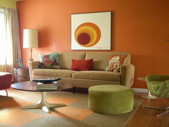 Paredes laranja e amarelas com design na sala de estar