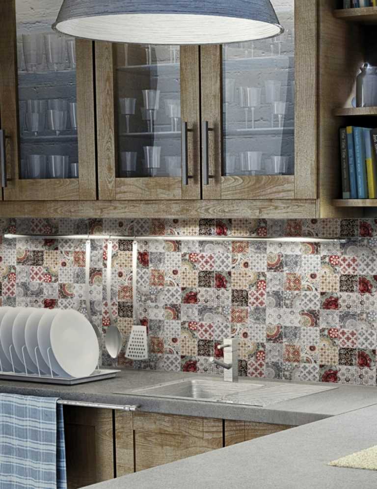 ladrilhos de patchwork como uma cozinha de parede de fundo armários de madeira azulejos de cor vermelha idéia de espelho
