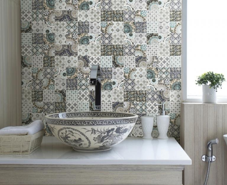 ladrilhos de patchwork como parede de fundo de cozinha, pia de banheiro estilo rústico