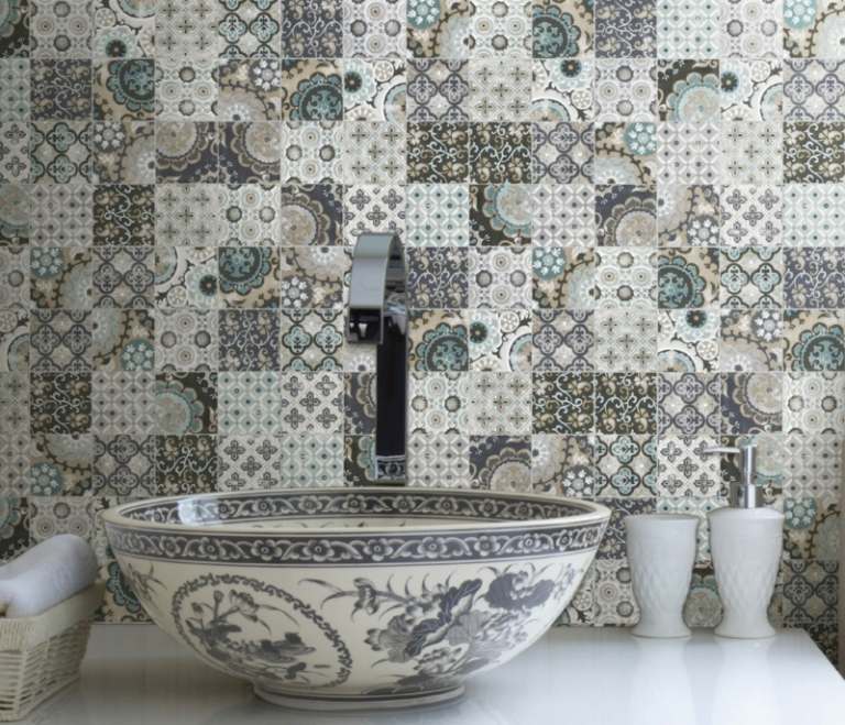 ladrilhos de patchwork como parede de fundo de cozinha design de lavatório oriental azul acinzentado