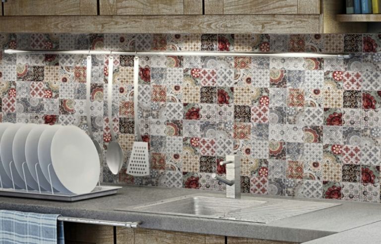 ladrilhos de patchwork como cozinha parede de fundo nuances vermelhas mosaico ladrilho artístico