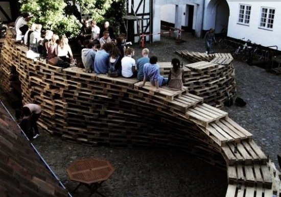 pavilhão feito de euro pallets upcycling escada estrutura