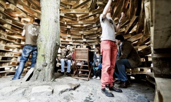 pavilhão feito de paletes de transporte upcycling ecologicamente corretos