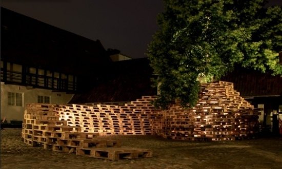 pavilhão de envio de paletes com reabastecimento à noite