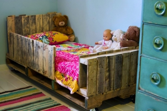 móveis de paletes de transporte berço upcycling